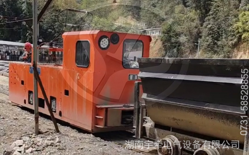 10噸架線式電機車現(xiàn)場視頻.jpg